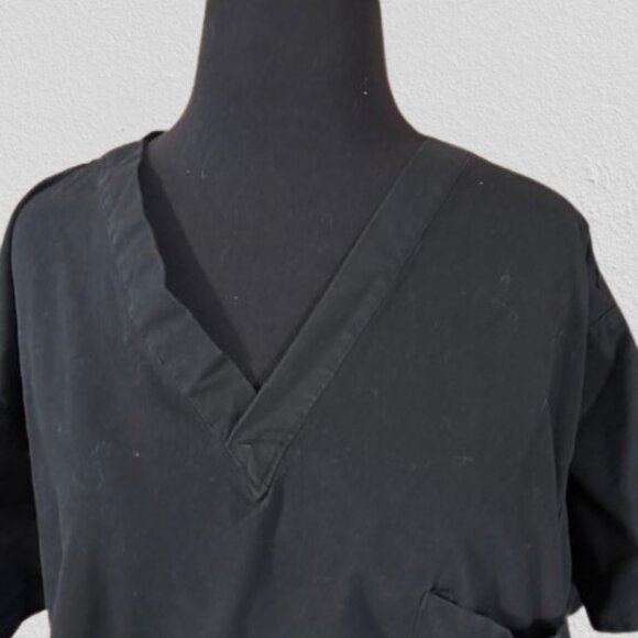 Black Scrub Top with Huskers Logo - Men's - Picture 2 of 4